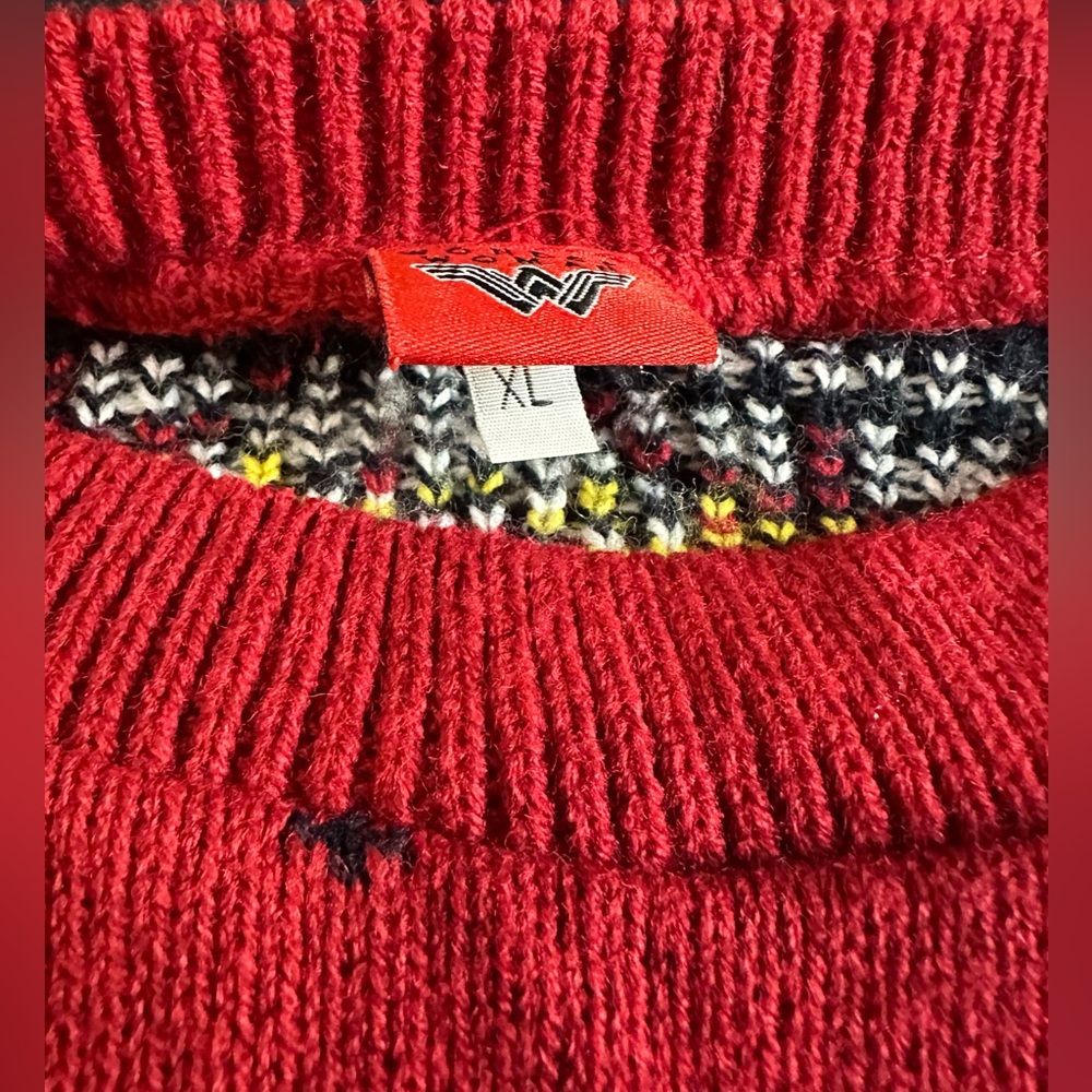 Wonder Woman Sweater NWOT XL - Picture 10 of 12